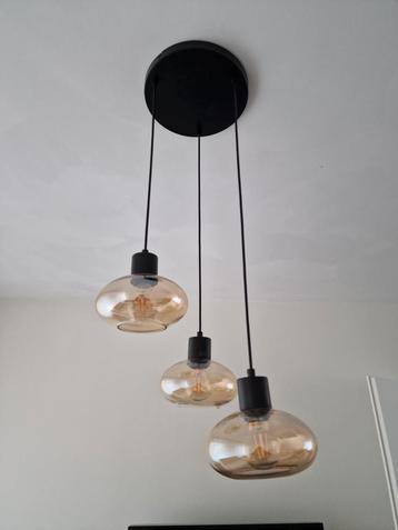 Moderne hanglamp met 3 amberkleurige glazen kappen zgan beschikbaar voor biedingen