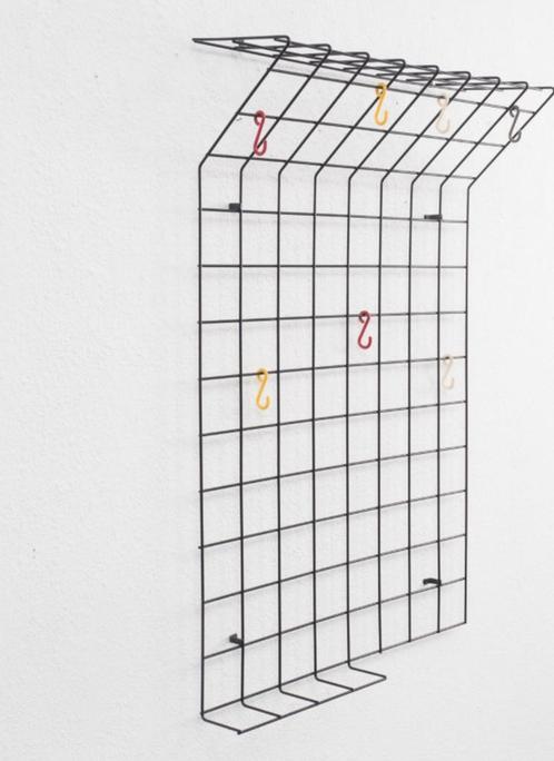 String coat rack  by Karl Fichtel 50s., Huis en Inrichting, Woonaccessoires | Kapstokken, Zo goed als nieuw, Wandkapstok, 100 tot 150 cm