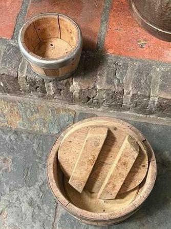 2 oude kaas vormen beschikbaar voor biedingen
