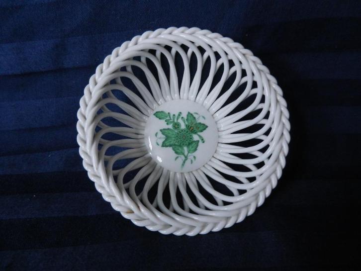 Gevlochten schaaltje porselein groene bloemtak Herend d 11,6, Antiek en Kunst, Antiek | Keramiek en Aardewerk, Ophalen of Verzenden