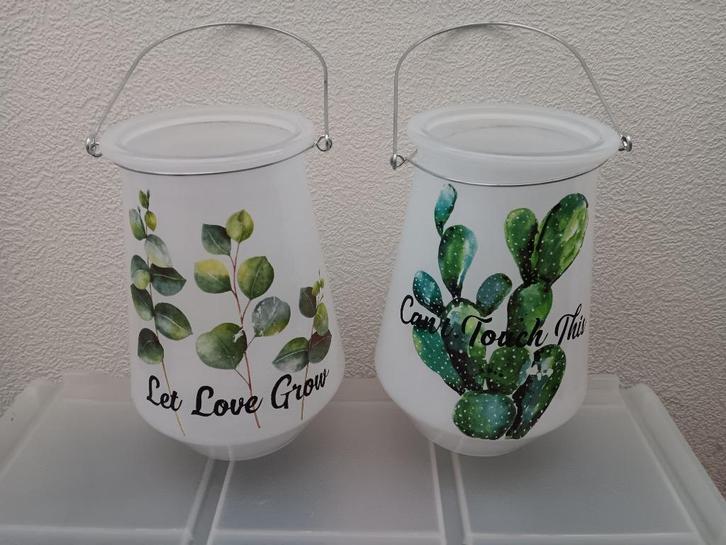 Leuke glazen vazen met melkwit glas en opdruk 2 stuk € 5.-, Huis en Inrichting, Woonaccessoires | Vazen, Nieuw, Wit, Glas, Ophalen of Verzenden