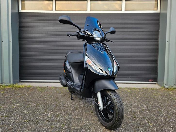 PIAGGIO ZIP 4T E4 BROM BJ 2018 ZWART PAS 792KM!! + OPTIES, Fietsen en Brommers, Brommers | Tuning en Styling, Zo goed als nieuw