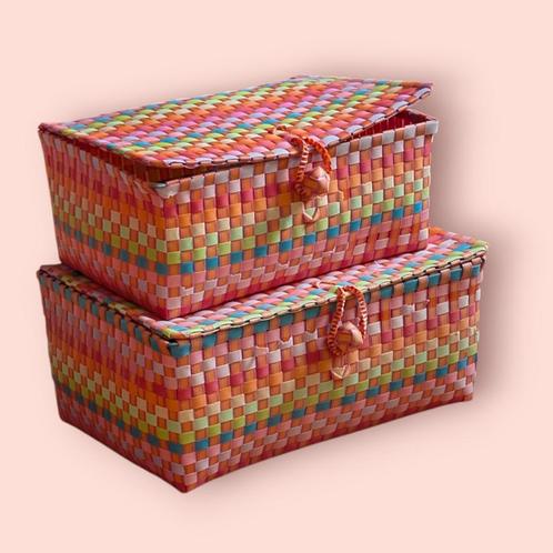 2 kleurrijke gevlochten kunstof manden, Huis en Inrichting, Woonaccessoires | Schalen en Manden, Gebruikt, Rechthoekig, Ophalen of Verzenden