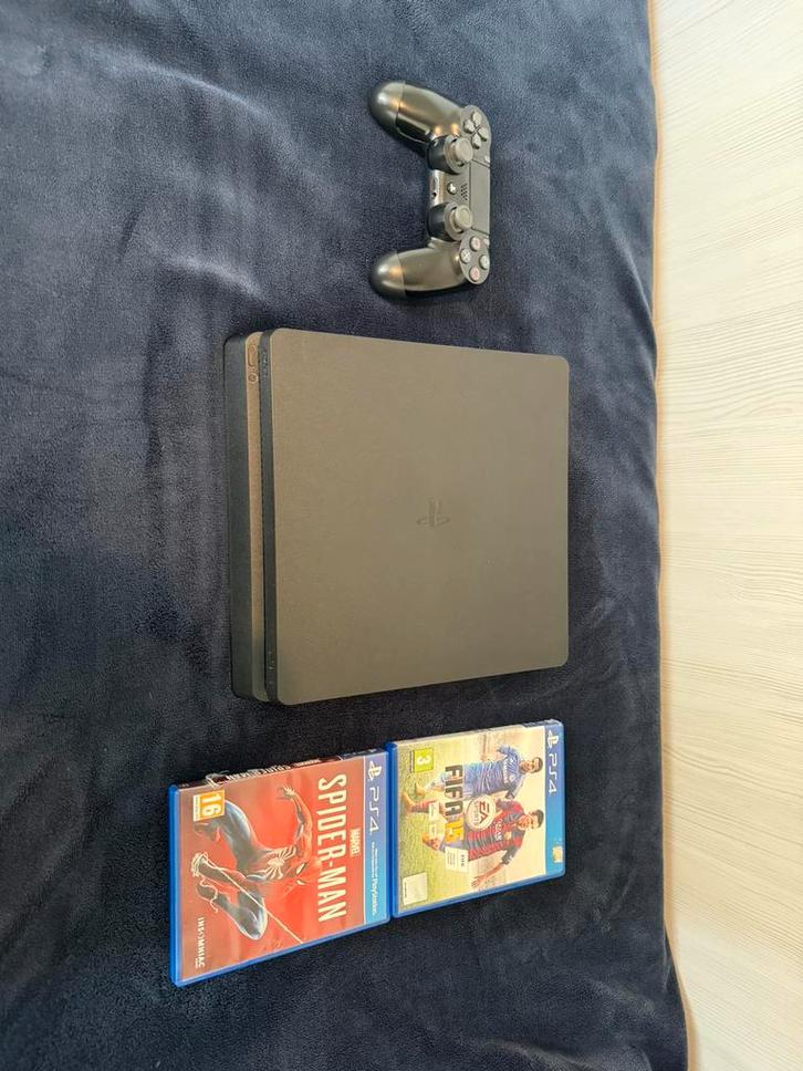 PlayStation 4 Slim + controller + twee spellen, Spelcomputers en Games, Spelcomputers | Sony PlayStation 4, Zo goed als nieuw