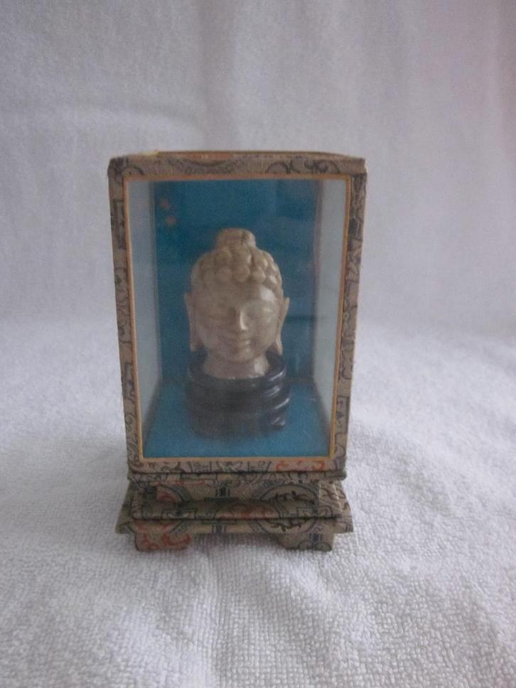 Boeddha hoofdje in kleine vitrine, totale hoogte 13,5 cm ., Verzamelen, Religie, Zo goed als nieuw, Boeddhisme, Beeld(je), Ophalen of Verzenden