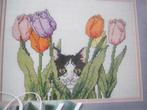 Borduurpatroon  Poes tussen tulpen  nr 5656, Verzenden, Nieuw, Handborduren, Patroon