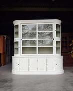 Unieke winkelvitrine organisch | Witte Buffetkast rond #2395, Huis en Inrichting, Kasten | Vitrinekasten, Niet ingevuld, 200 cm of meer