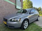 Volvo S40 2.0D*2004* Ecc|Cruise|T-haak|Nap, Gebruikt, Zwart, 700 kg, Origineel Nederlands