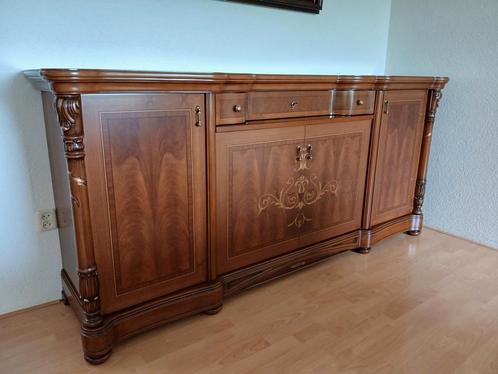 Hoogglans houten kast/ tafel en dressoir van fulgini orilio, Huis en Inrichting, Kasten | Dressoirs, Zo goed als nieuw, 200 cm of meer