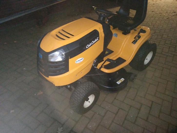 Te koop in nieuwstaat verkerende cub cadet LT2 zitmaaier., Tuin en Terras, Zitmaaiers, Zo goed als nieuw, Ophalen