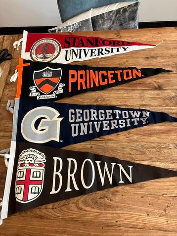 Vintage USA 8 universiteit vlaggen oa Stanford Boston beschikbaar voor biedingen