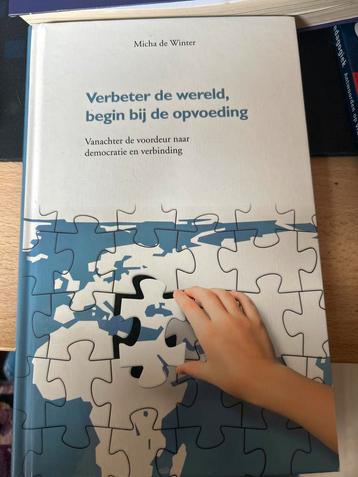 Micha de Winter - Verbeter de wereld, begin bij de opvoeding beschikbaar voor biedingen