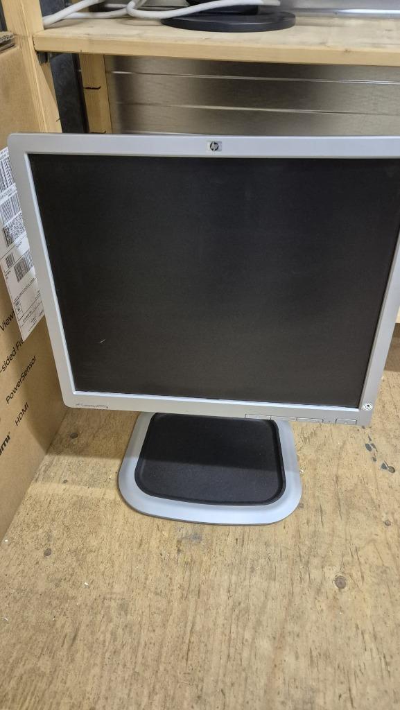 2 x pc monitoren + toetsenbord , in prima staat, Computers en Software, Monitoren, Gebruikt, 60 Hz of minder, In hoogte verstelbaar