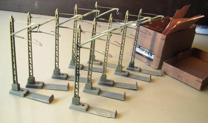 Märklin 409 M bovenleidingsmast 10x + OVP M-rails 7009 800, Hobby en Vrije tijd, Modeltreinen | H0, Nieuw, Overige typen, Wisselstroom