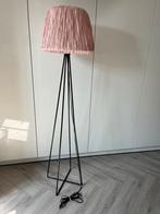 Vloerlamp zwarte voet en roze kap staande lamp, Huis en Inrichting, Ophalen of Verzenden, Gebruikt, 100 tot 150 cm