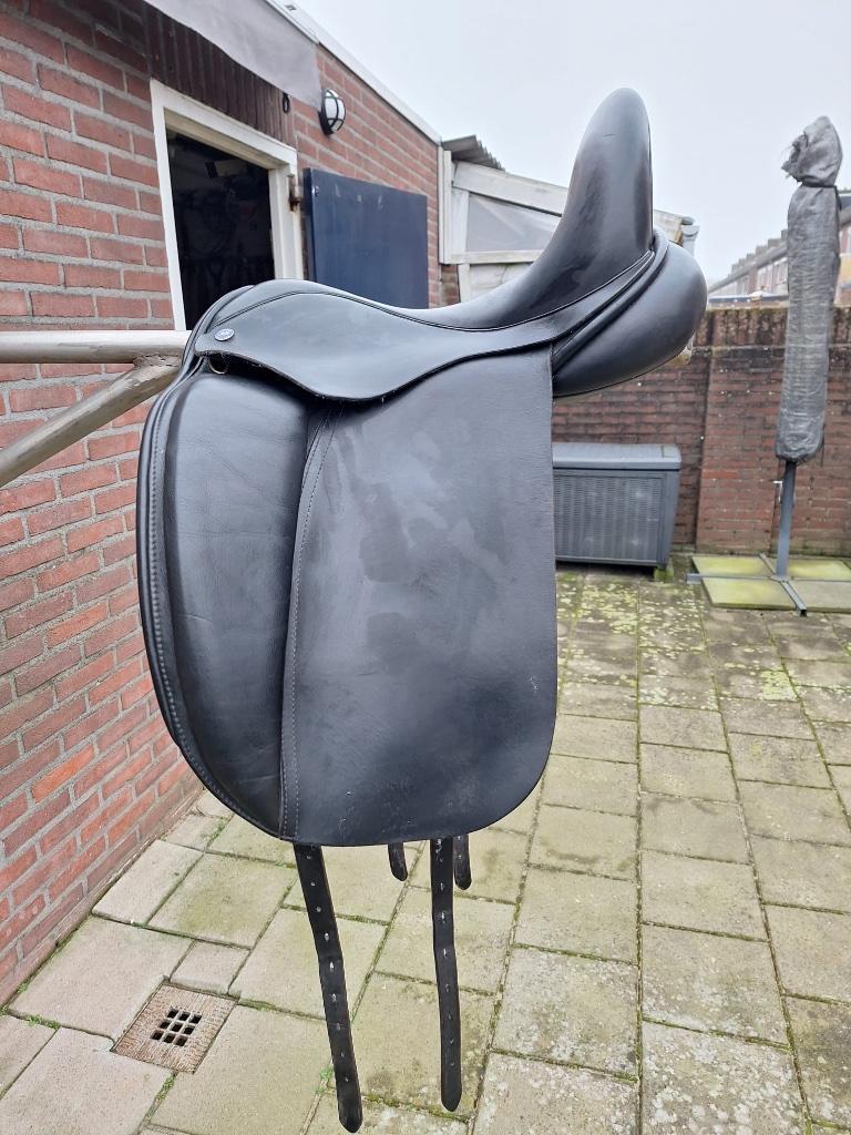 Brandt Dressuurzadel 17,5 inch, Dieren en Toebehoren, Paarden en Pony's | Zadels, Gebruikt, Dressuur, Ophalen