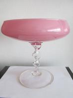Roze glazen sierschaal op voet voor b.v. fruit., Ophalen