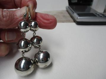 Zilverkleur lange hang oorbellen 3 bollen klein tot groot beschikbaar voor biedingen
