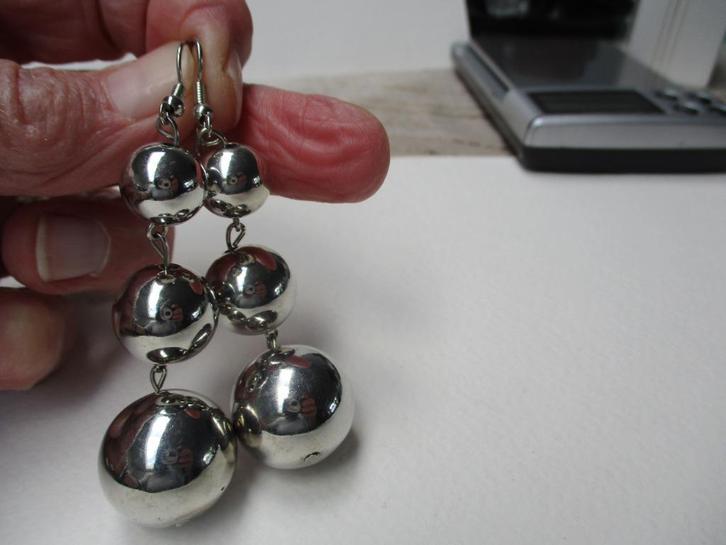 Zilverkleur lange hang oorbellen 3 bollen klein tot groot, Sieraden, Tassen en Uiterlijk, Oorbellen, Zo goed als nieuw, Hangers