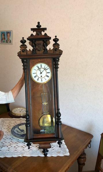 Antieke hangklok beschikbaar voor biedingen