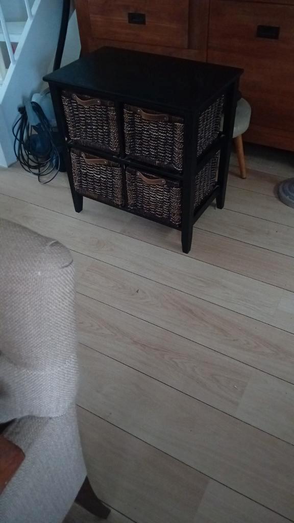 Zwart kastje met manden, Huis en Inrichting, Tafels | Bijzettafels, Zo goed als nieuw, Rechthoekig, Minder dan 45 cm, Minder dan 55 cm