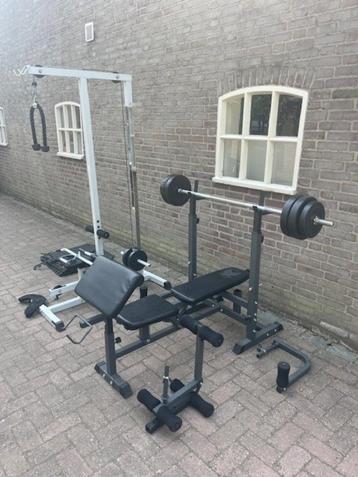 Diverse fitnessapparatuur voor alle spiergroepen beschikbaar voor biedingen