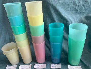 18 Tupperware bekers in verschillende maten beschikbaar voor biedingen