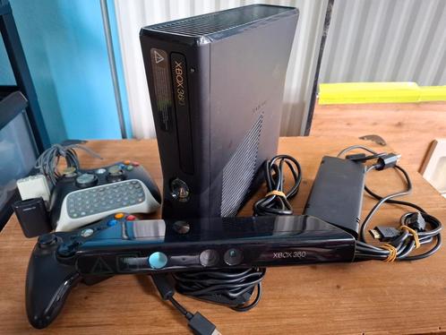 Xbox 360 Slim 250gb met Kinect sensor en 2 controllers., Spelcomputers en Games, Spelcomputers | Xbox 360, Zo goed als nieuw, 250 GB