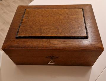 Houten (sieraden)doos met slot beschikbaar voor biedingen