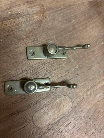 Twee antieke raamslotjes beschikbaar voor biedingen