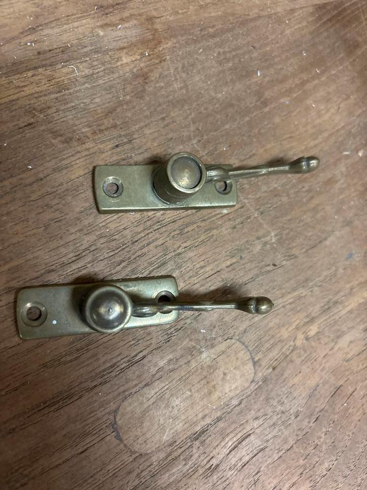 Twee antieke raamslotjes, Doe-het-zelf en Verbouw, Hang- en Sluitwerk, Gebruikt, Slot, Koper of Messing, Ophalen of Verzenden