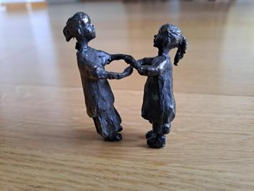 Beeldje spelende meisjes brons Hoogte 6 cm beschikbaar voor biedingen