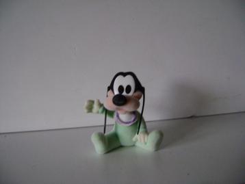 Disney baby Goofy met groen pakje en slabbetje.Kunststof 5cm