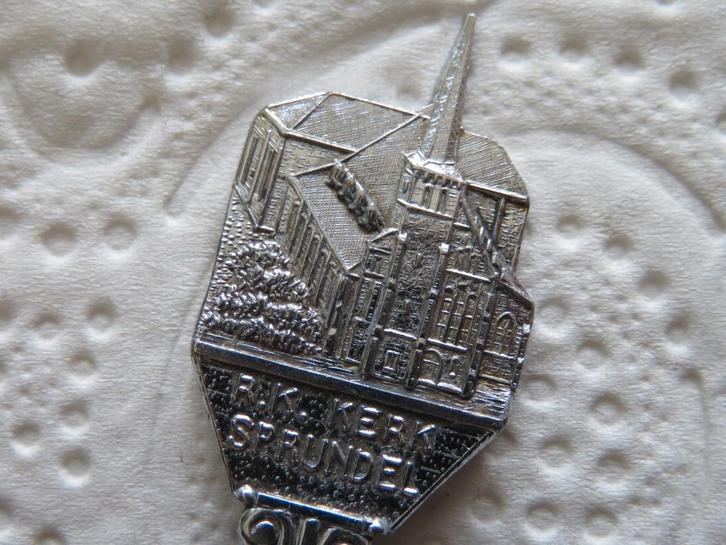 Lepeltje Sint-Johannes de Doperkerk te Sprundel, Verzamelen, Porselein, Kristal en Bestek, Gebruikt, Bestek, Overige materialen