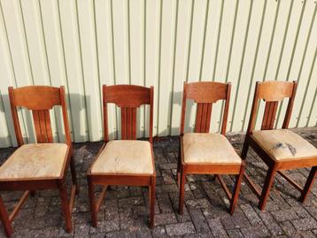 4 eiken stoelen jaren 40-50 beschikbaar voor biedingen