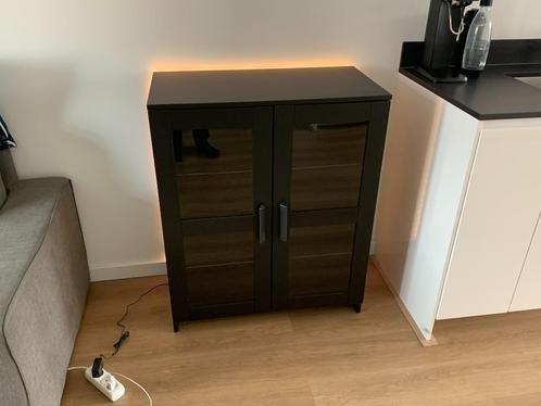 Zwarte kast met vitrine deuren, glazen planken en backlight, Huis en Inrichting, Kasten | Overige, Nieuw, Ophalen