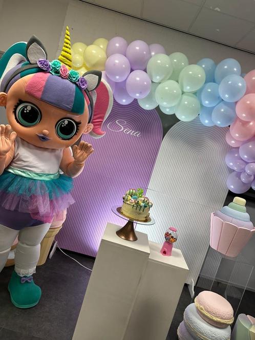 Mooie LOL Surprise Unicorn mascotte met acteur op je feestje, Hobby en Vrije tijd, Feestartikelen | Verhuur, Nieuw, Ophalen of Verzenden