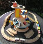 Houten speelgoed garage met houten trein+rails, Kinderen en Baby's, Speelgoed | Houten speelgoed, Ophalen of Verzenden, Gebruikt