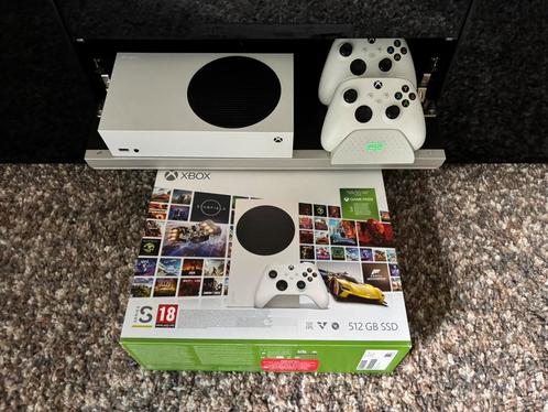 Xbox series S (512gb) + 2 controllers en laaddock, Spelcomputers en Games, Spelcomputers | Xbox Series X en S, Zo goed als nieuw