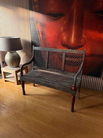 Houten bankje met sierlijke rugleuning – vintage look beschikbaar voor biedingen