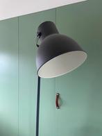 Staande lamp Hektar grijs IKEA, Huis en Inrichting, Lampen | Vloerlampen, Ophalen, Zo goed als nieuw, 150 tot 200 cm