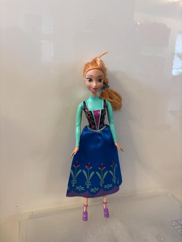 Barbie Anna Frozen, Kinderen en Baby's, Speelgoed | Poppen, Zo goed als nieuw, Barbie, Ophalen of Verzenden