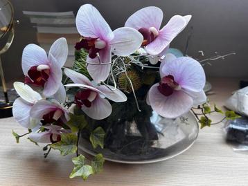 Kunstbloemen met orchideeën beschikbaar voor biedingen