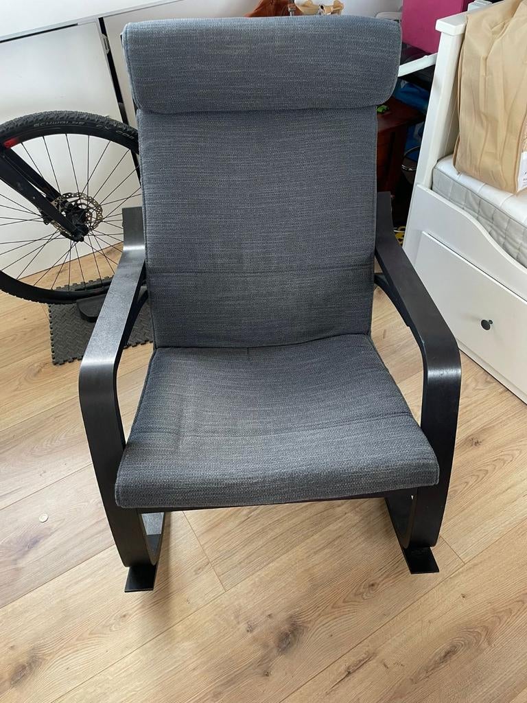 Grijze relaxstoel met houten frame, Huis en Inrichting, Stoelen, Ophalen, Zo goed als nieuw, Stof, Eén