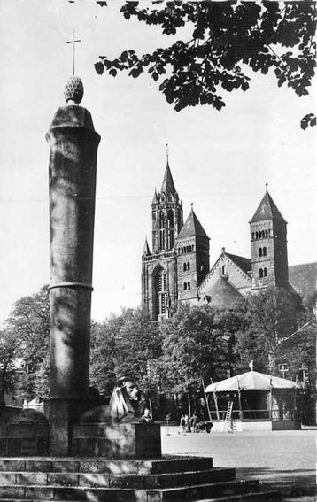 (300-174-037) Maastricht Vrijthof op Monument Perroen beschikbaar voor biedingen