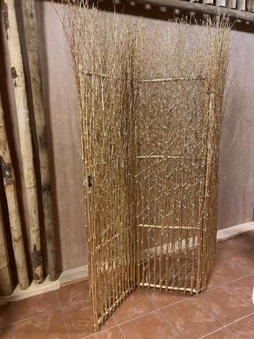 Gouden kamerscherm beschikbaar voor biedingen