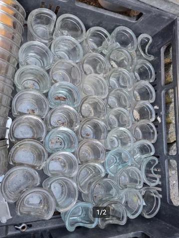 Glazen voerbakjes beschikbaar voor biedingen