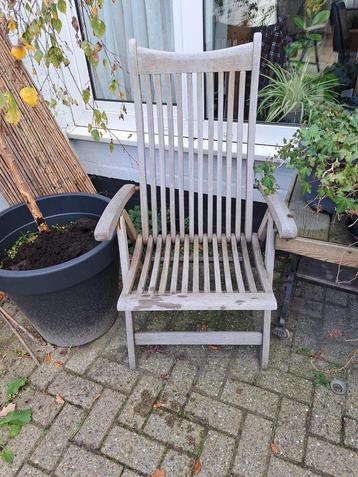 Degelijke tuinstoelen beschikbaar voor biedingen