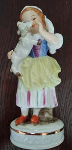 Capodimonte porseleine beeldje. Meisje met lam., Antiek en Kunst, Ophalen