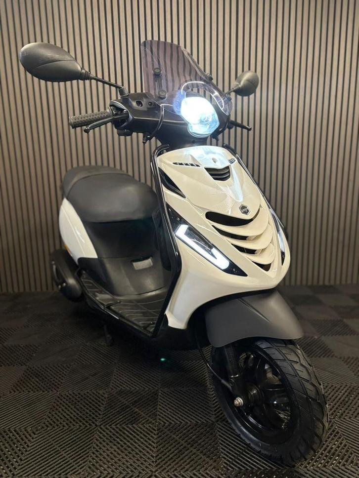 PIAGGIO ZIP 4T 3V BROM 2020 GLANS WIT FULL OPTION, Fietsen en Brommers, Scooters | Piaggio, Zo goed als nieuw, Zip, Maximaal 45 km/u